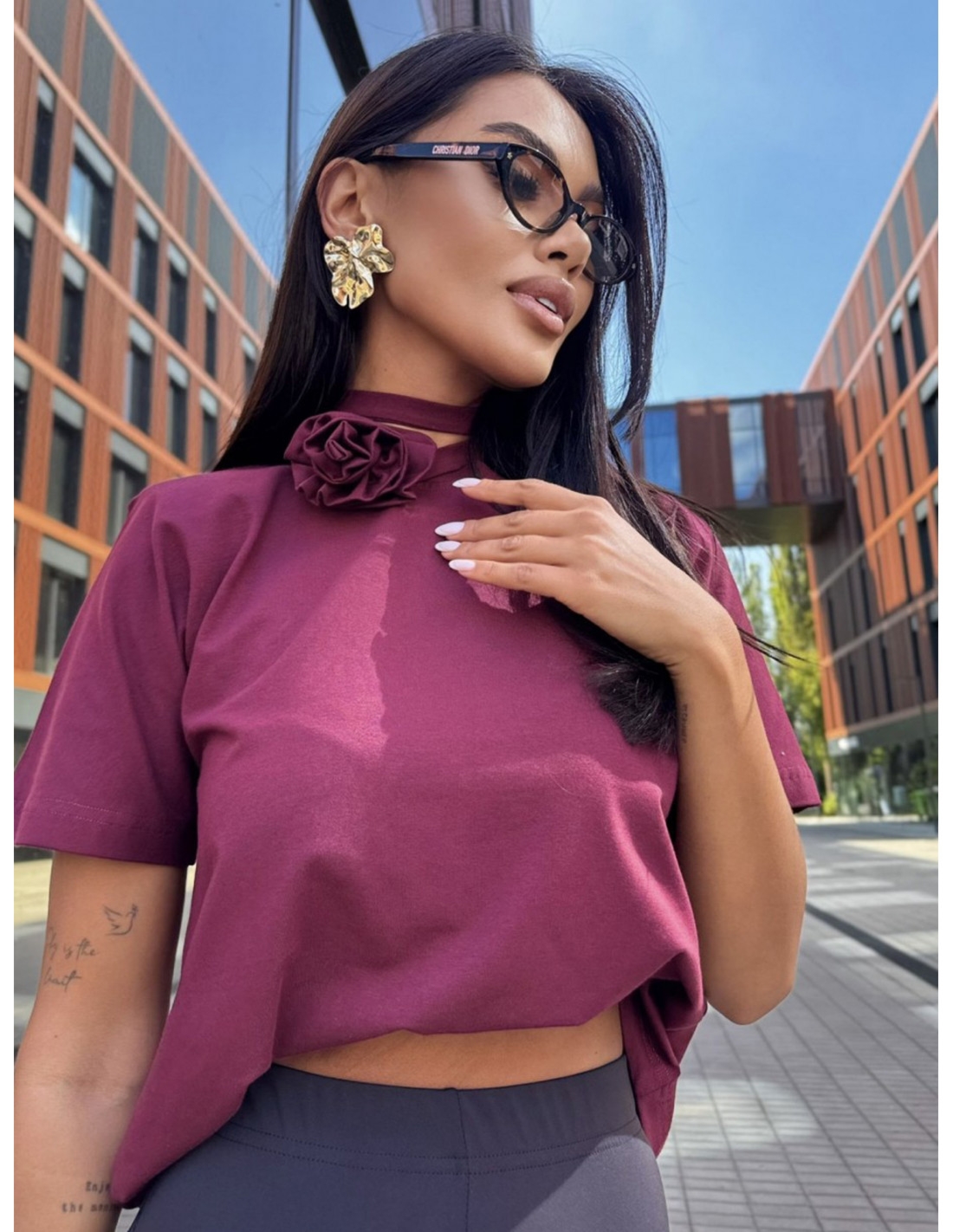 Bawełniana bluzka t-shirt z różą POLLIE - bordowa