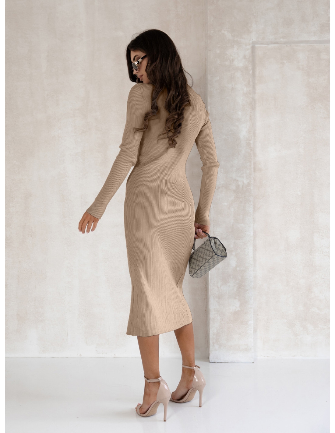 Dopasowana sukienka z guzikami LETY - ciemny beż