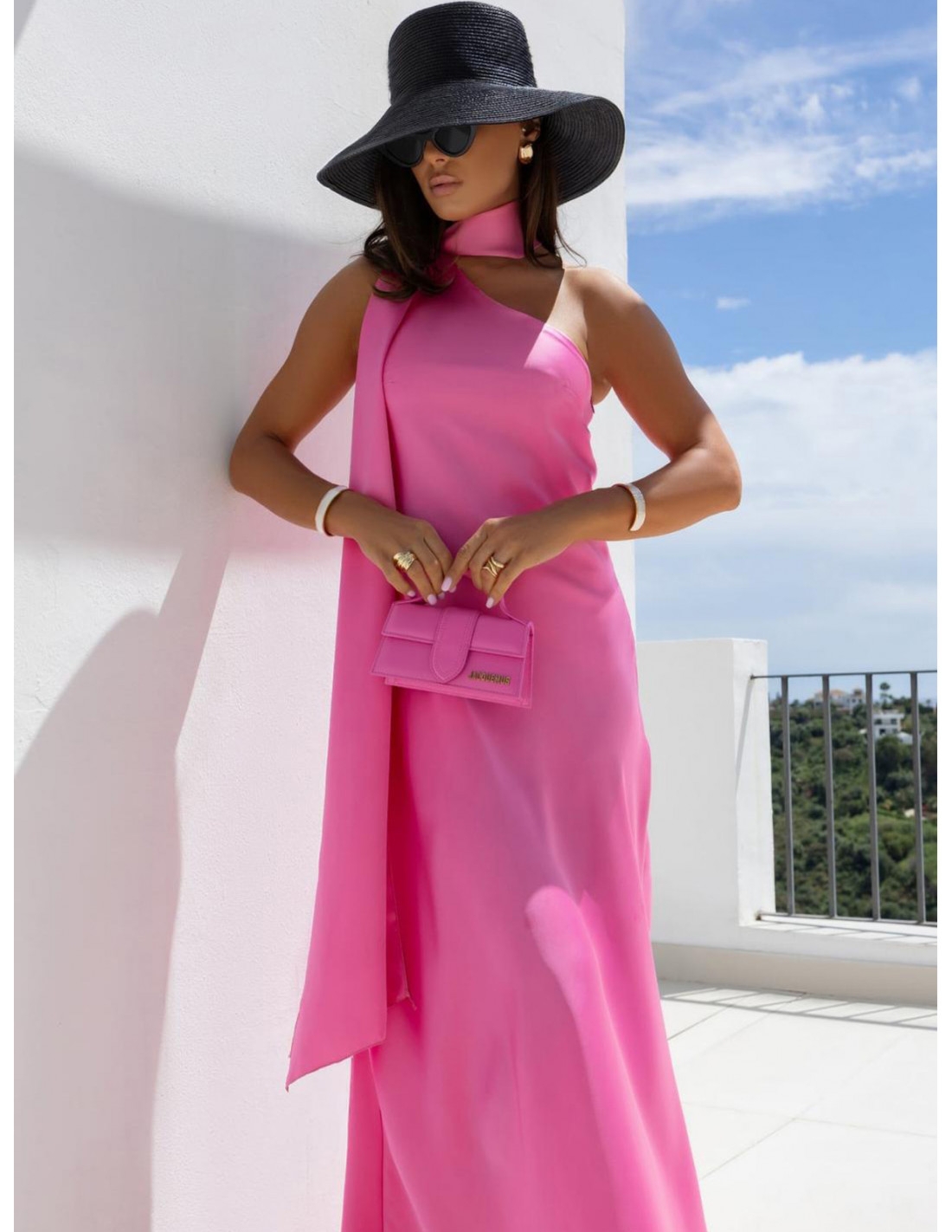 Satynowa sukienka maxi na jedno ramię SULTA - różowa