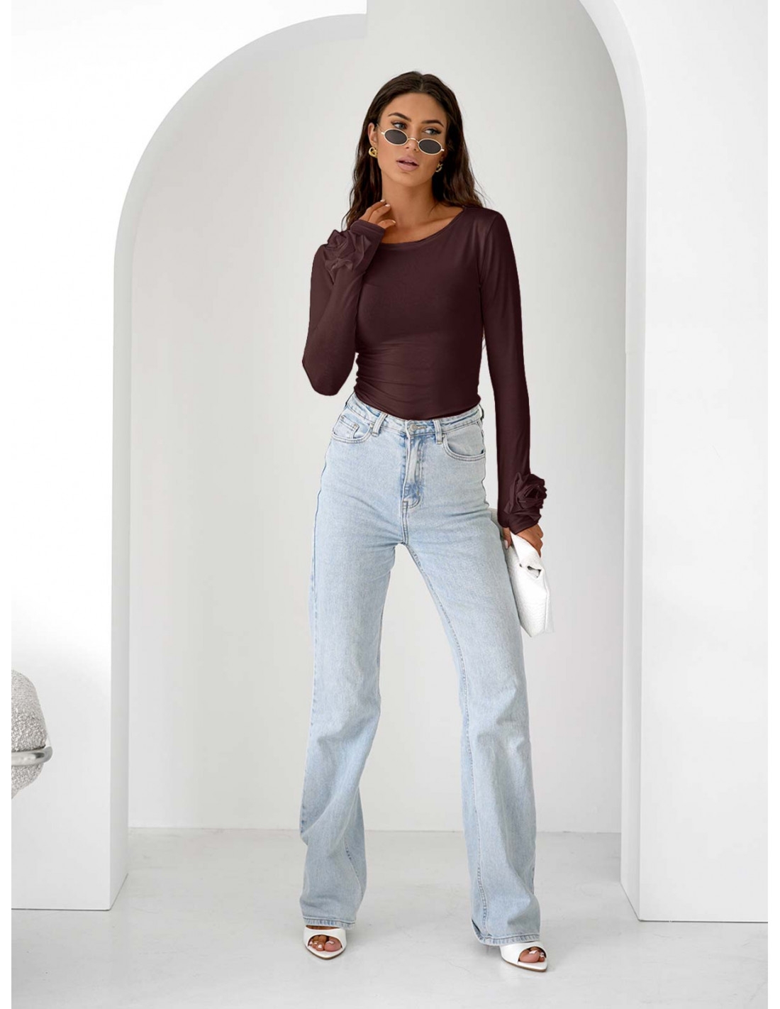 Wiskozowa bluzka z różą na rękawie ELIJA - czekoladowa