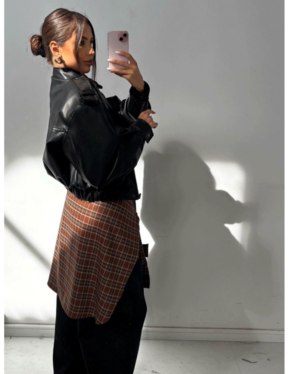 Krótka kurtka z eko-skóry z pagonami ANDRINA - czarna