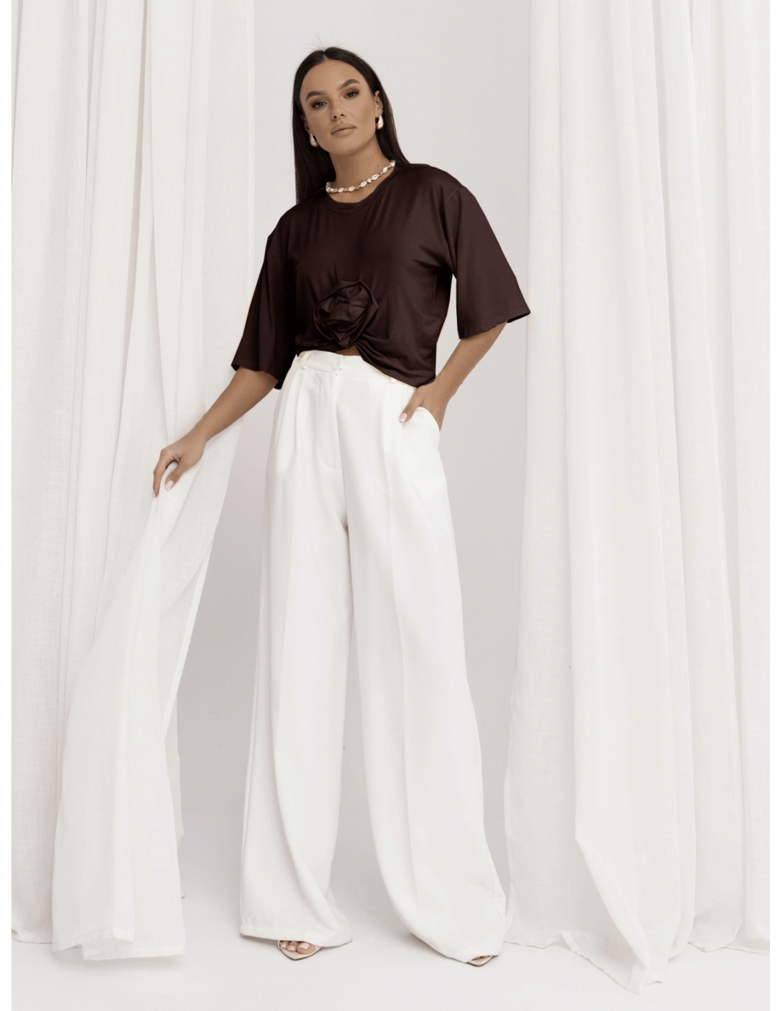 Wiskozowy t-shirt z ozdobną róża CRESSIDA - czekoladowy