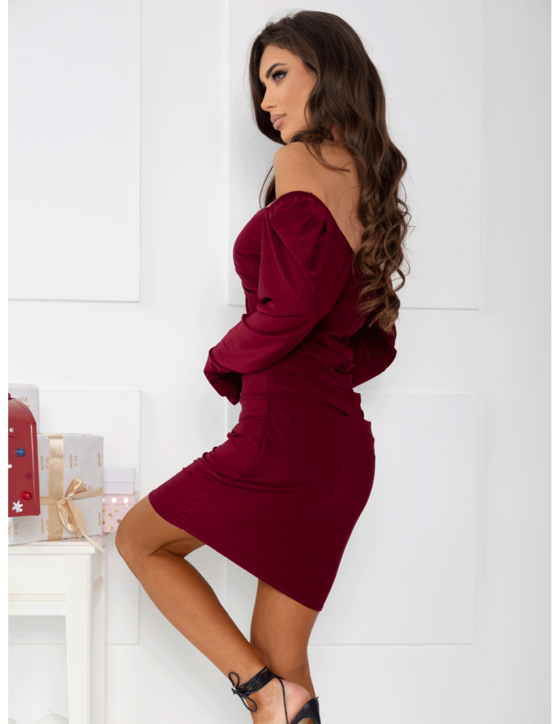 Elegancka sukienka mini z zakładkami XENIA - bordowa