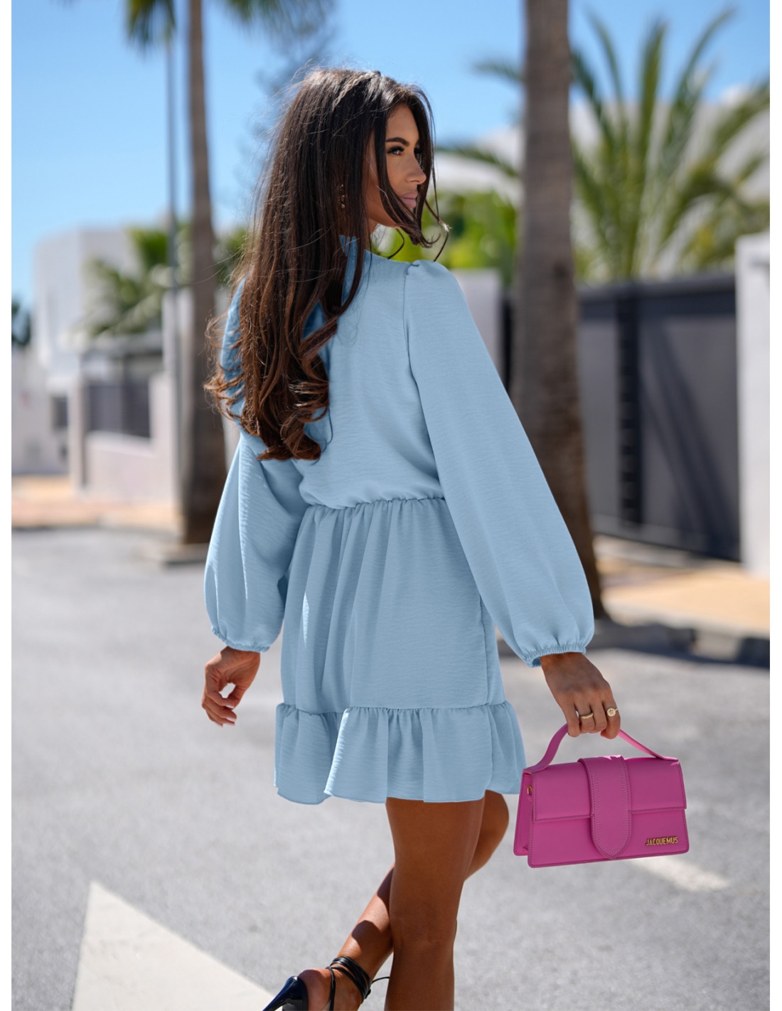 Rozkloszowana sukienka z falbanką - KALIFORNIA - błękitna