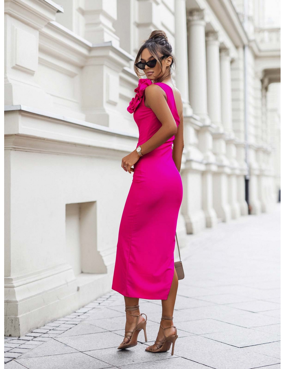 Sukienka midi na jedno ramię z różami JESS - fuksjowa