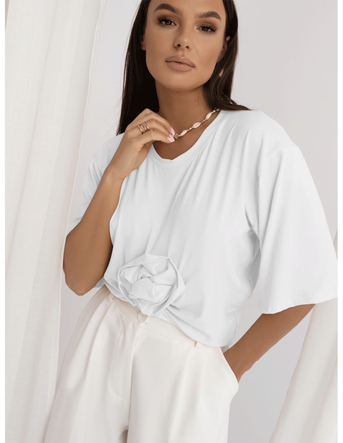 Wiskozowy t-shirt z ozdobną róża CRESSIDA - biały