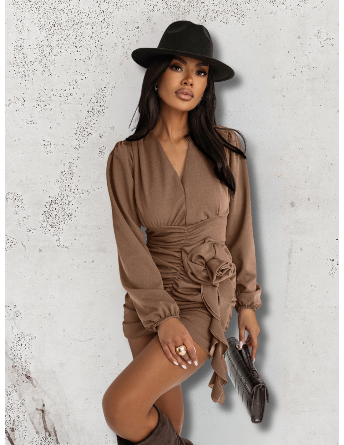 Marszczona sukienka z ozdobnym kwiatem HASJA - cappuccino