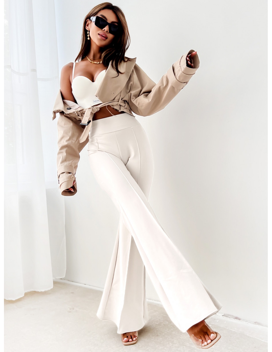 Dopasowane spodnie dzwony modelujące MERRY - białe