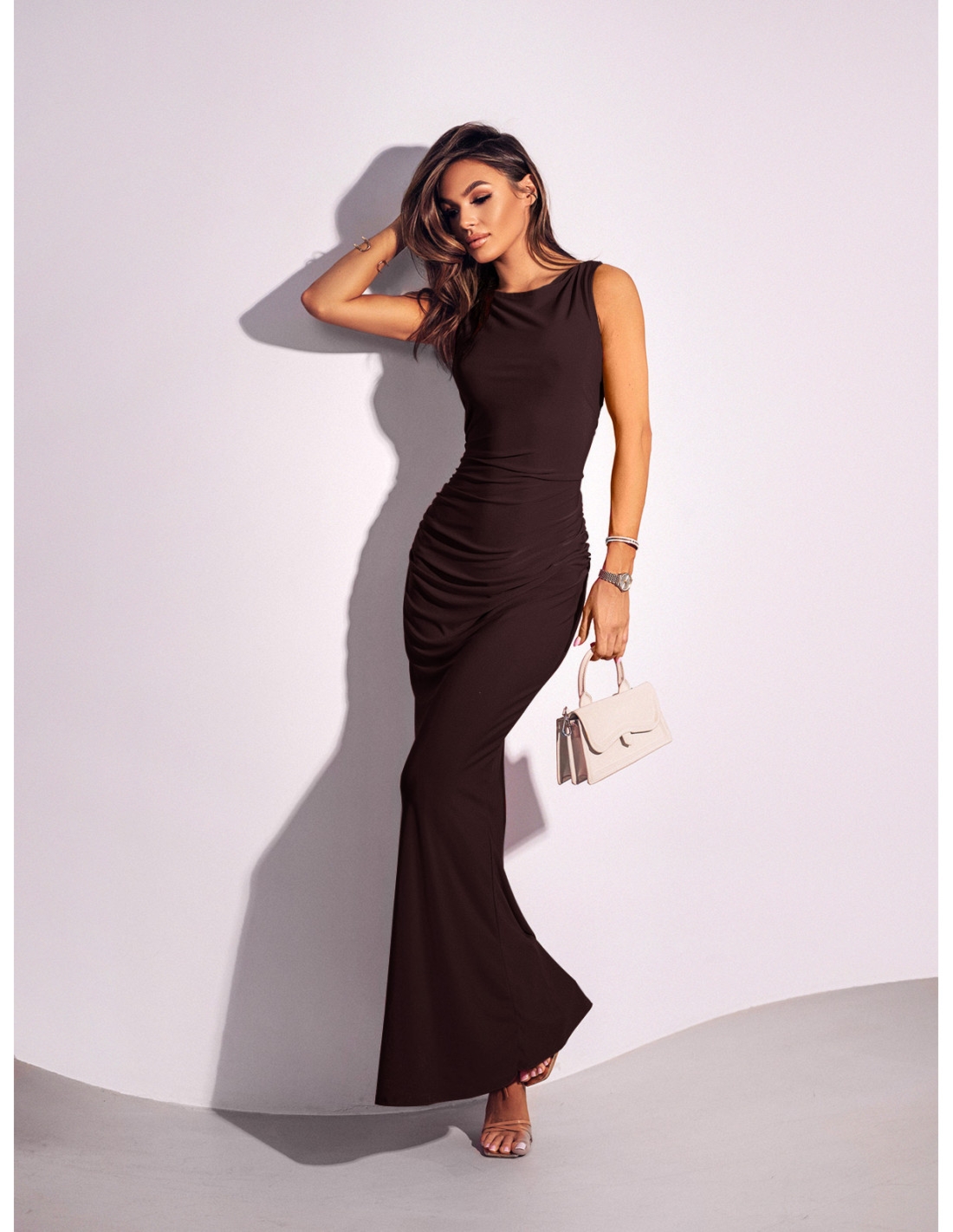 Sukienka maxi z odsłoniętymi plecami ELARA - czekoladowa