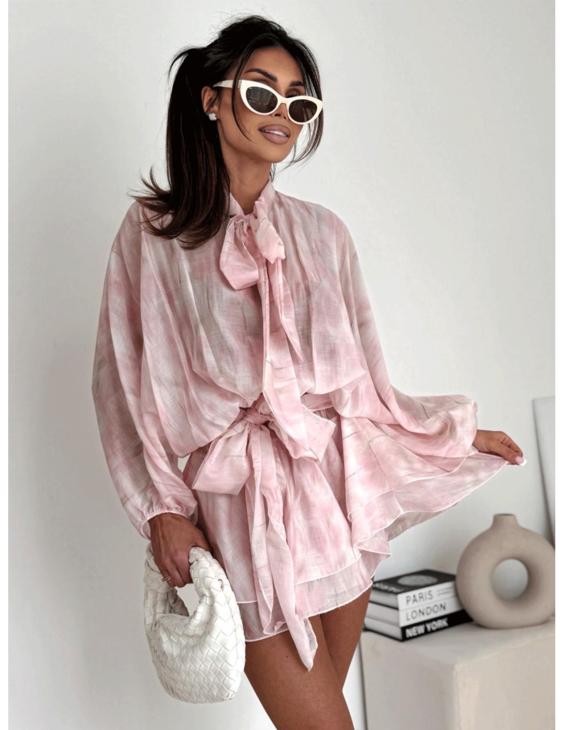 Rozkloszowana sukienka mini z wiskozy KIMIE - wzór 1