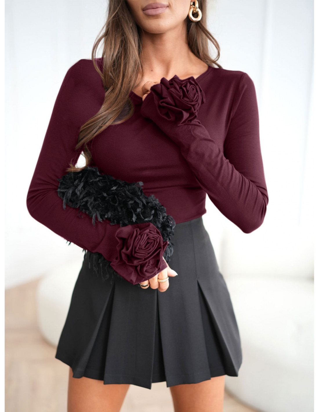Wiskozowa bluzka z różą na rękawie ELIJA - bordowa