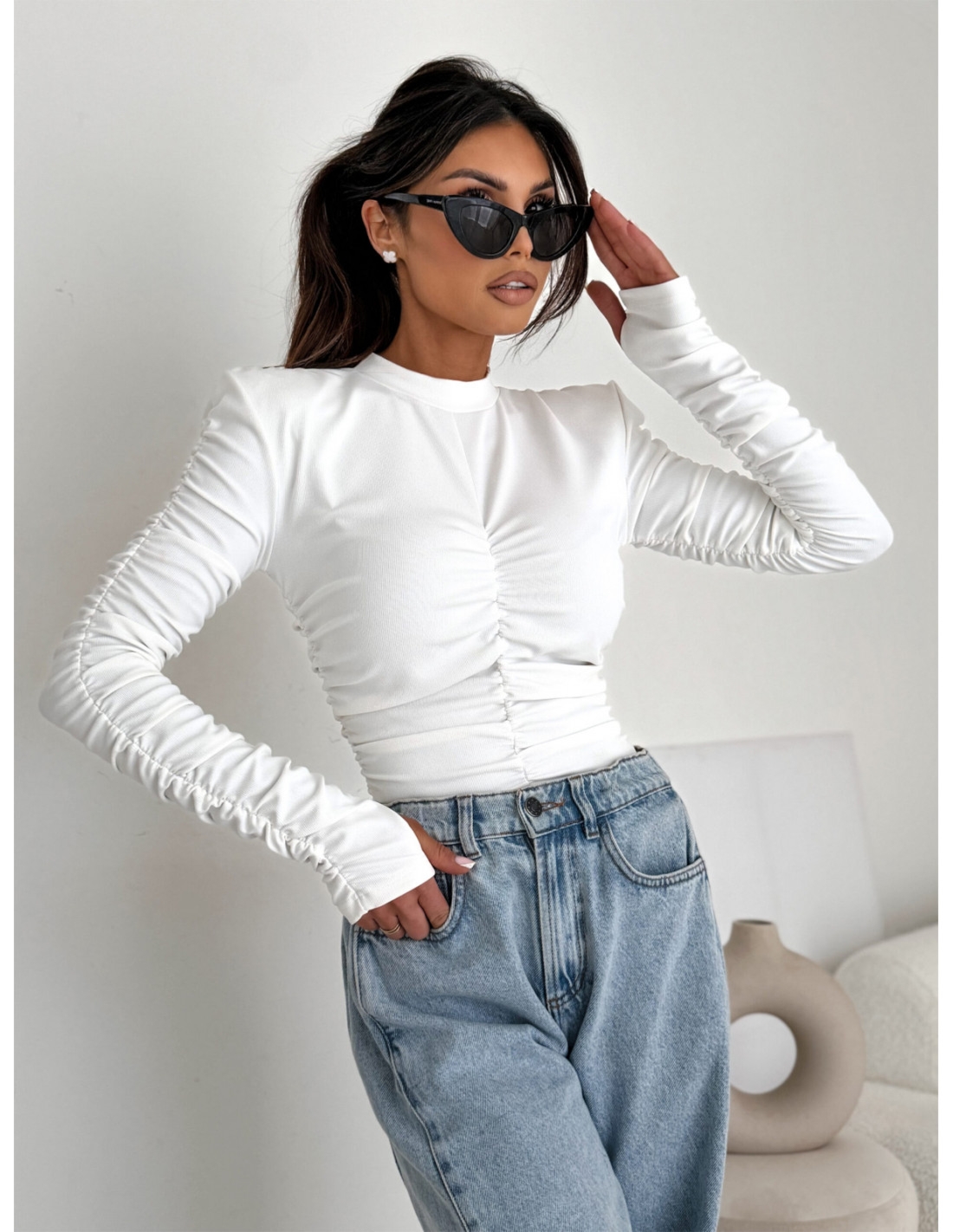 Prążkowana krótka bluzka z marszczeniami SEVILLA - biała