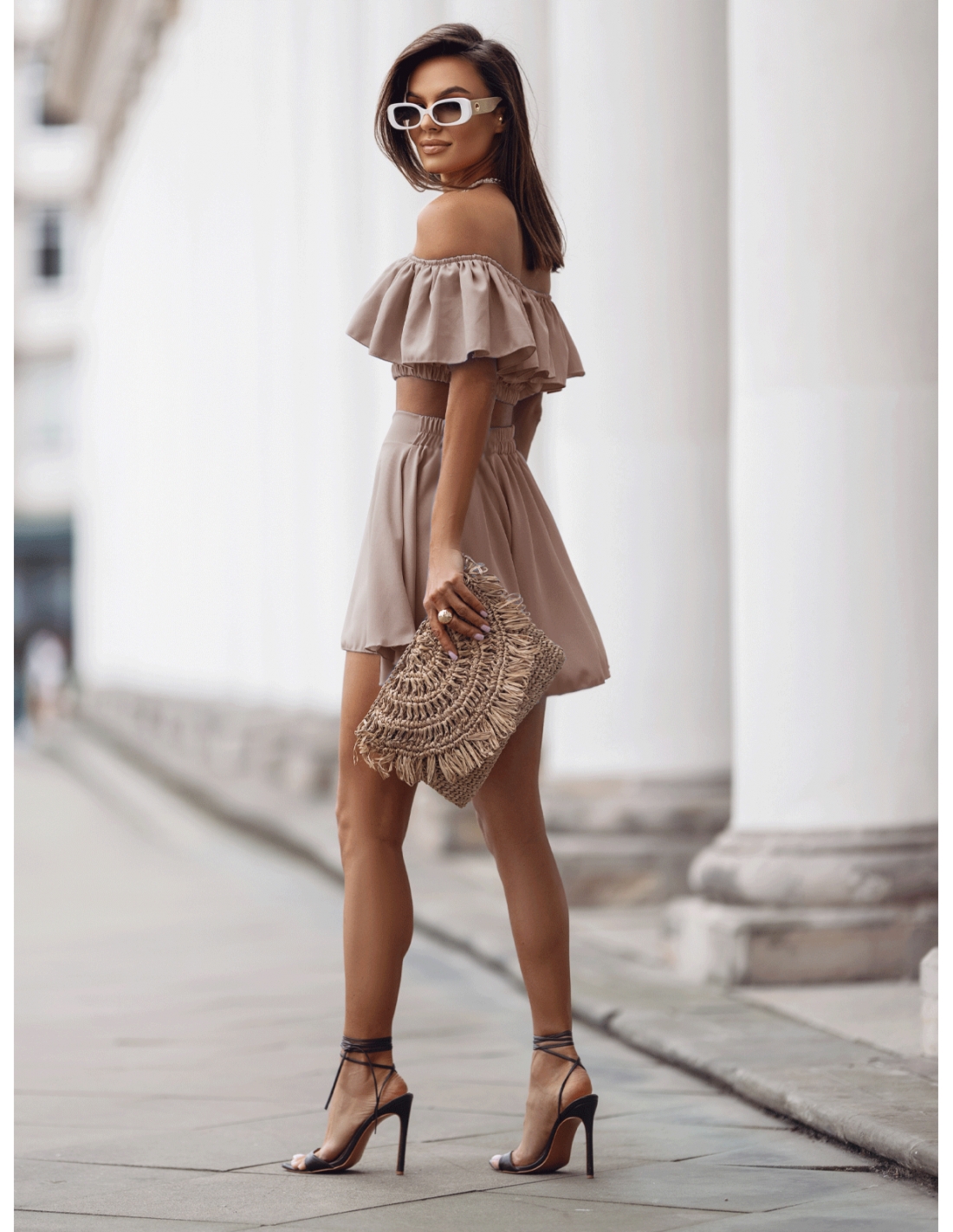 Stylowy komplet crop top ze spodenkami BESSIE – mocha mousse