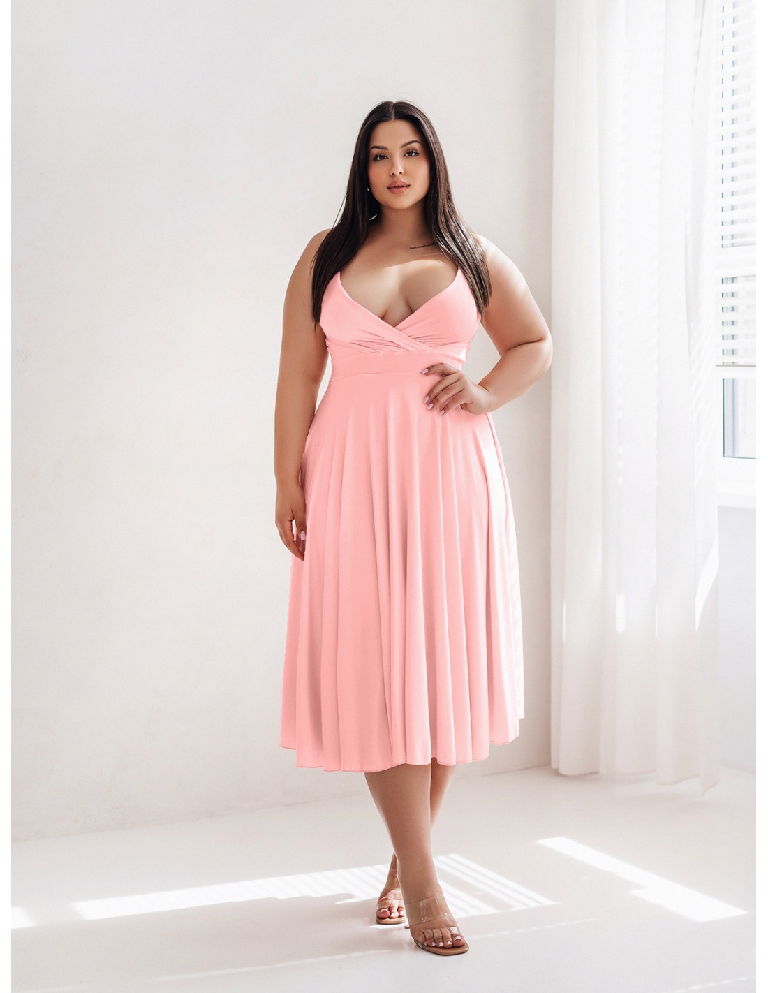 Sukienka midi PLUS SIZE na ramiączkach AGNES - pudrowy róż