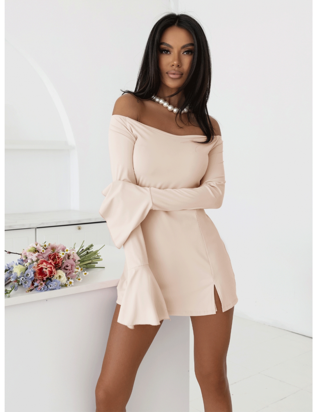 Krótki kombinezon z odkrytymi ramionami CERYS - beżowy