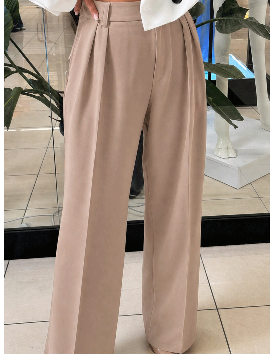 Eleganckie spodnie z zakładkami MIHO – mocca