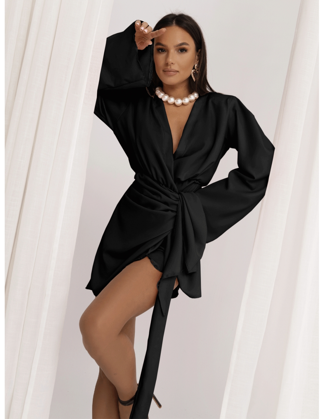 Przekładana sukienka z szerokimi rękawami MELORA - czarna