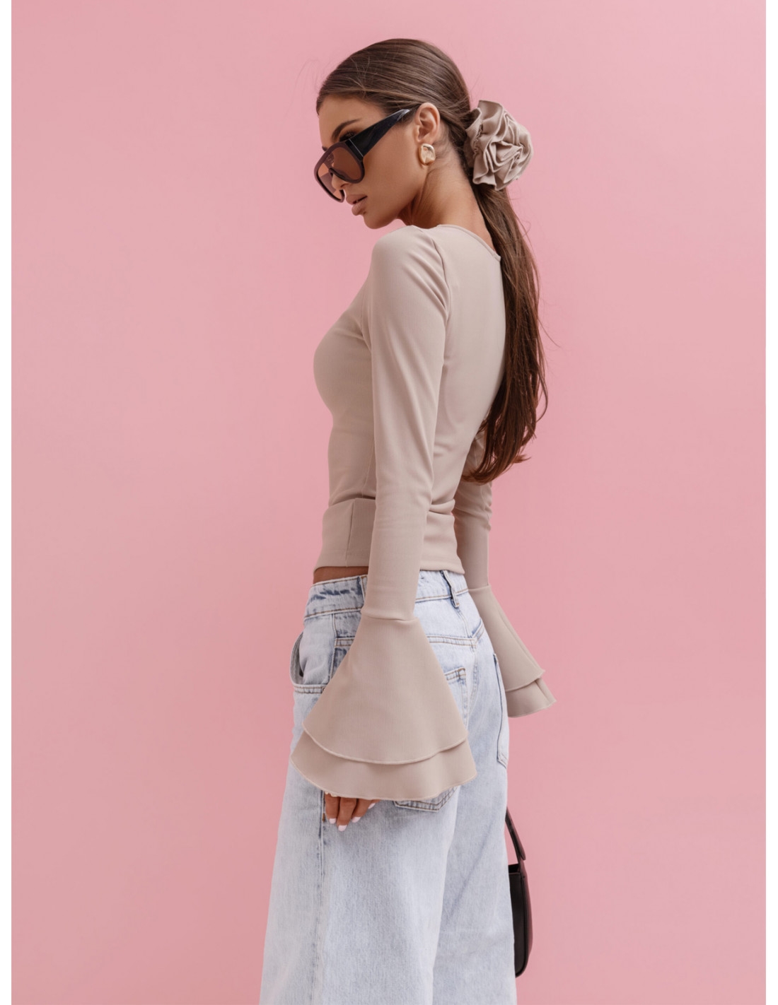 Prążkowana bluzka z falbanami na rękawach AVELLINA - beżowa