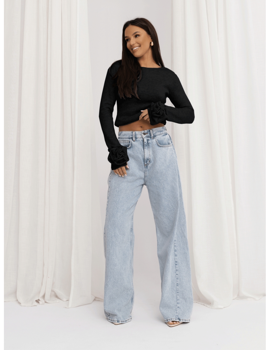 Dzianinowa bluzka z różą na rękawie DELFINA - czarna