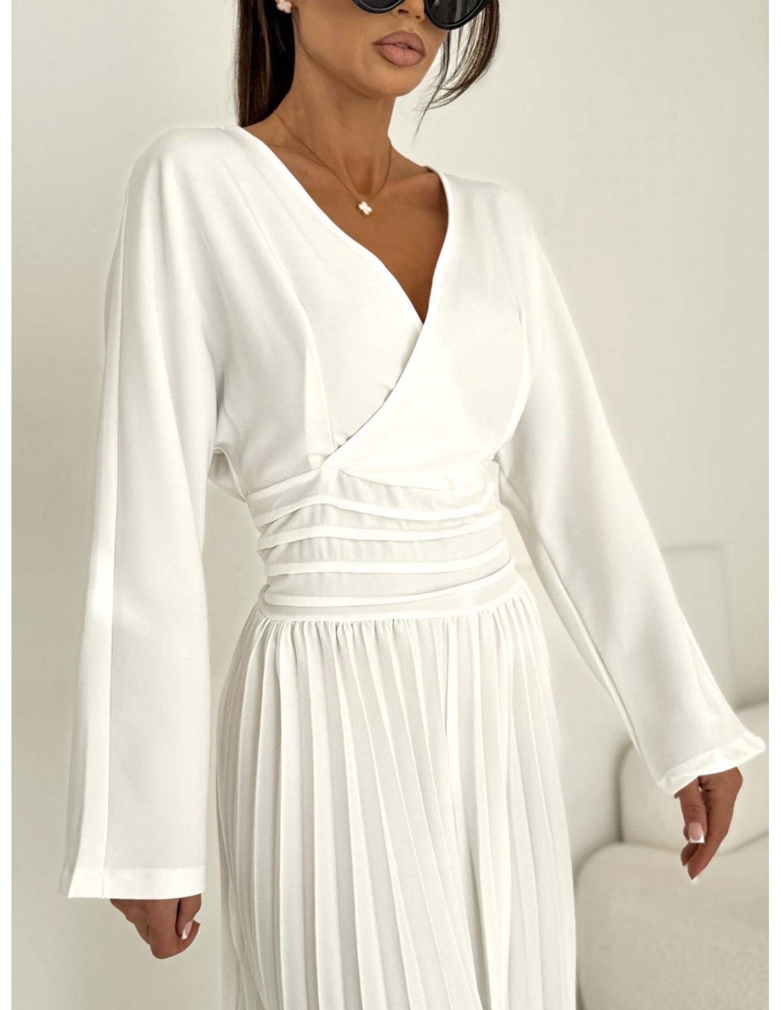 Elegancki kombinezon z plisowanymi nogawkami ADRA - biały