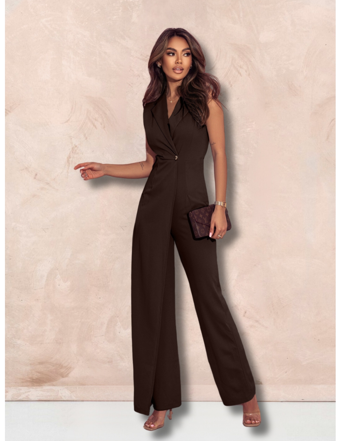 Elegancki kombinezon z ozdobnym guzikiem SERAFI - czekoladowy