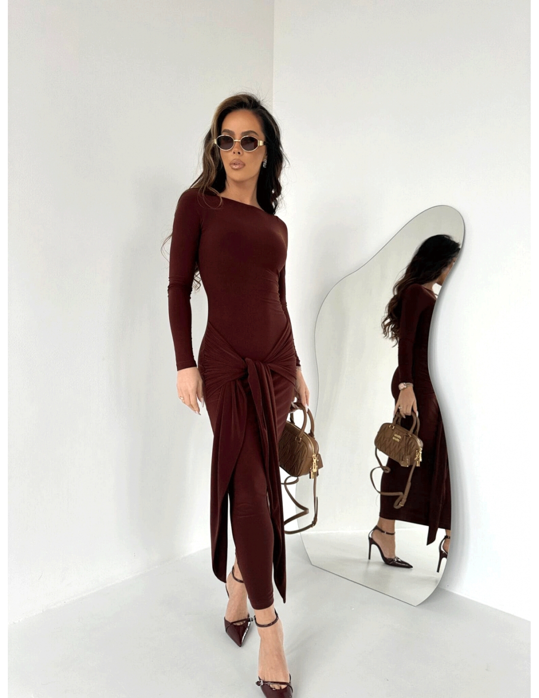 Dopasowana sukienka maxi z wiązaniem TERI - czekoladowa
