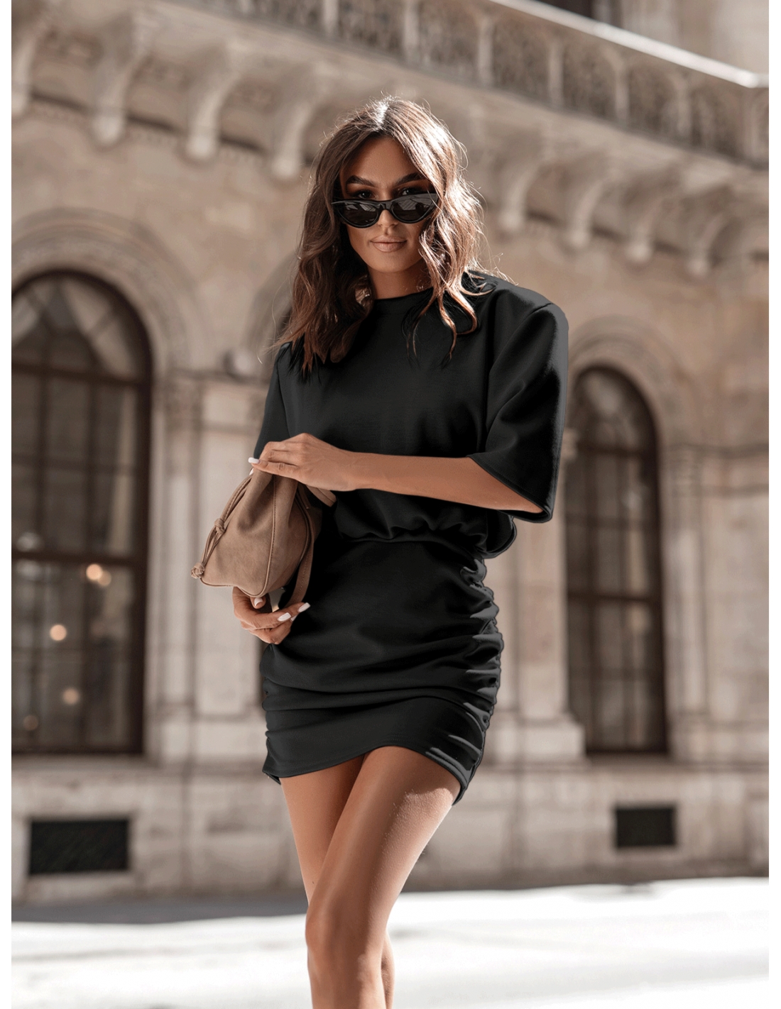 Masełkowa sukienka mini z marszczeniem ZAMIA - czarna