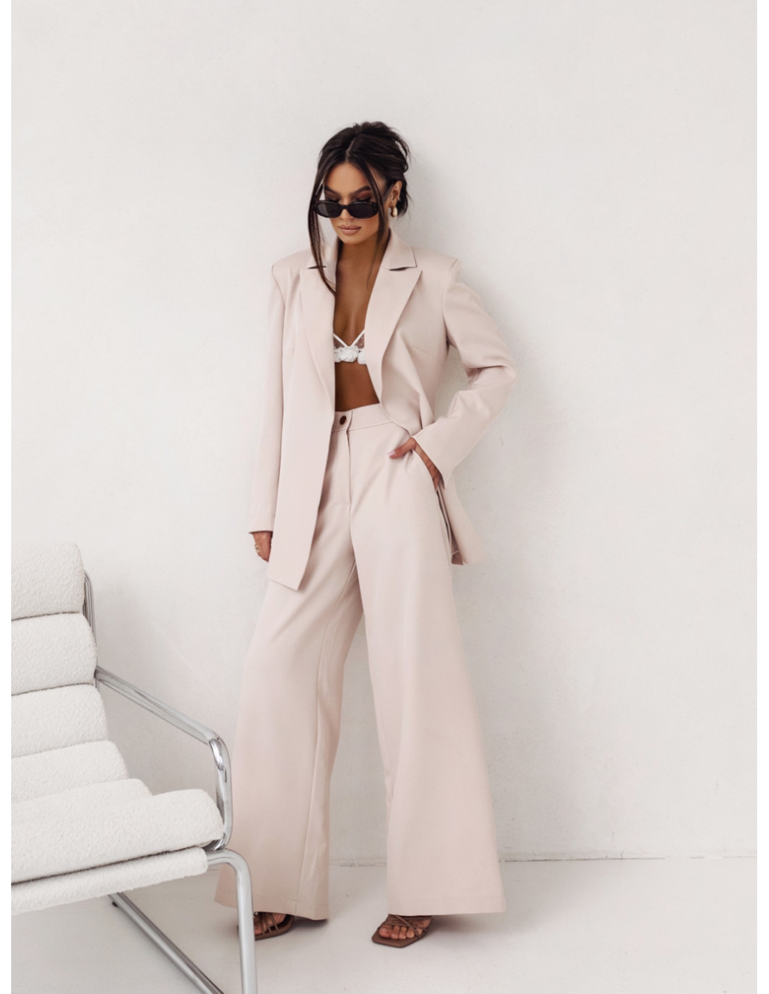 Stylowy garnitur z wiązaną marynarką MARCJA - beżowy