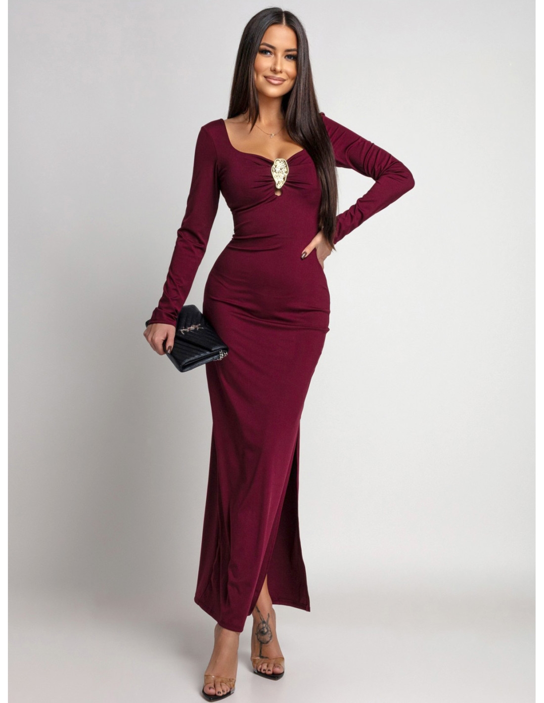 Elegancka sukienka maxi z ozdobną klamrą KATIA - bordowa