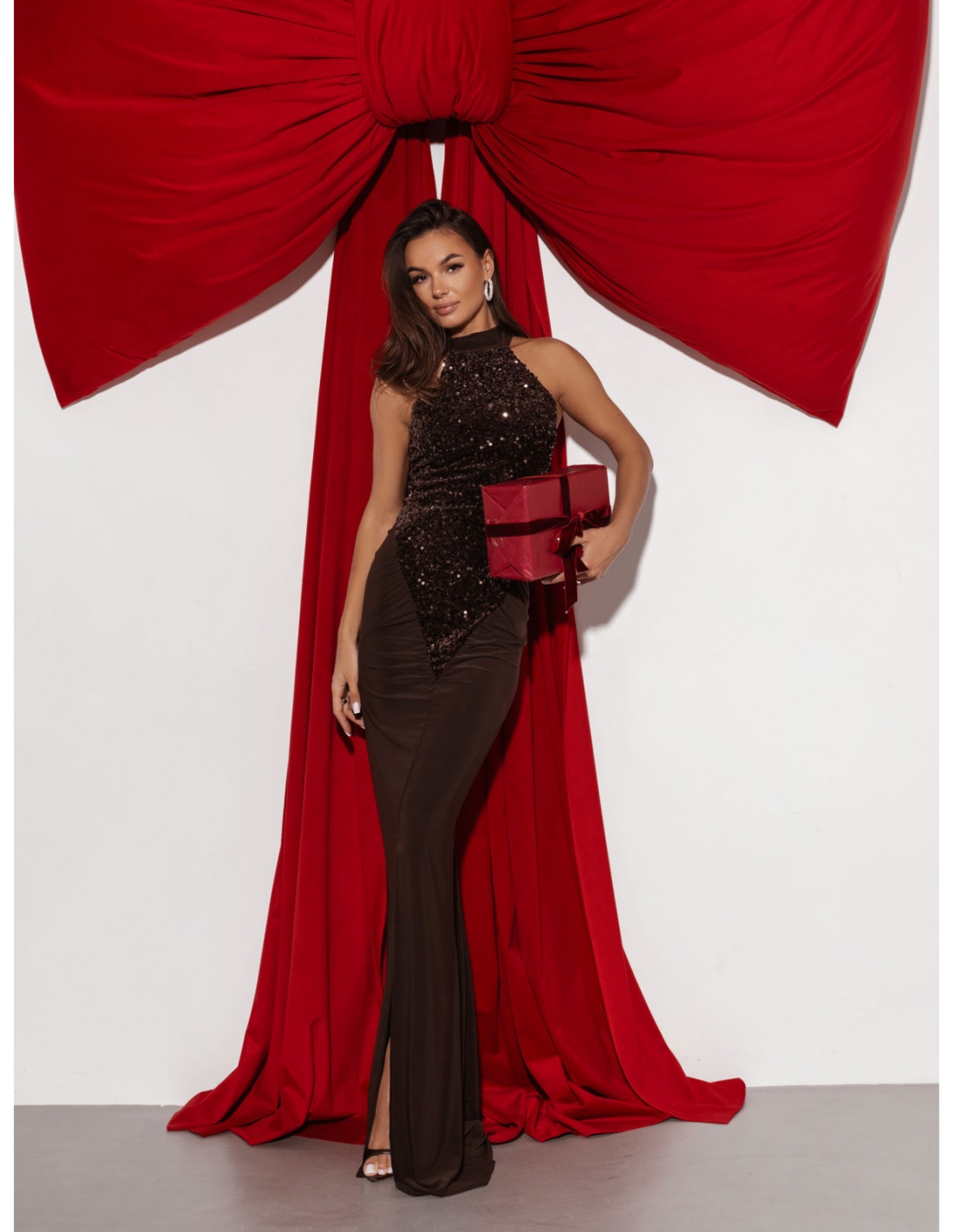 Maxi sukienka z cekinami MARCIA - czekoladowa