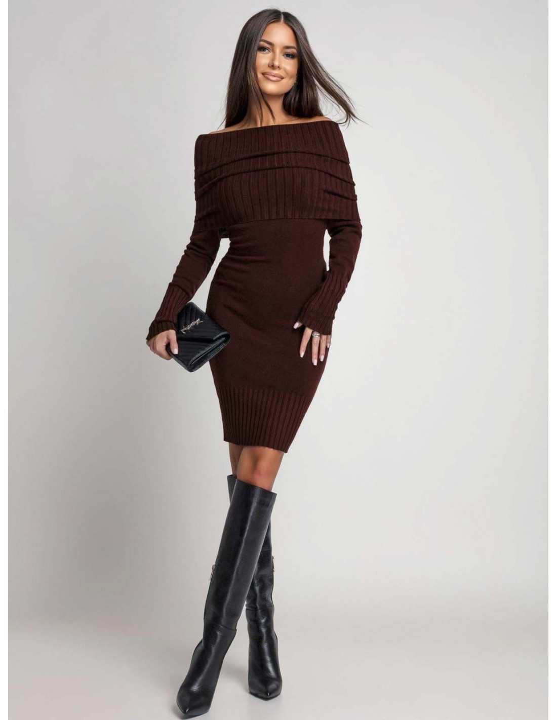 Dzianinowa sukienka z odkrytymi ramionami SOLI - czekoladowa