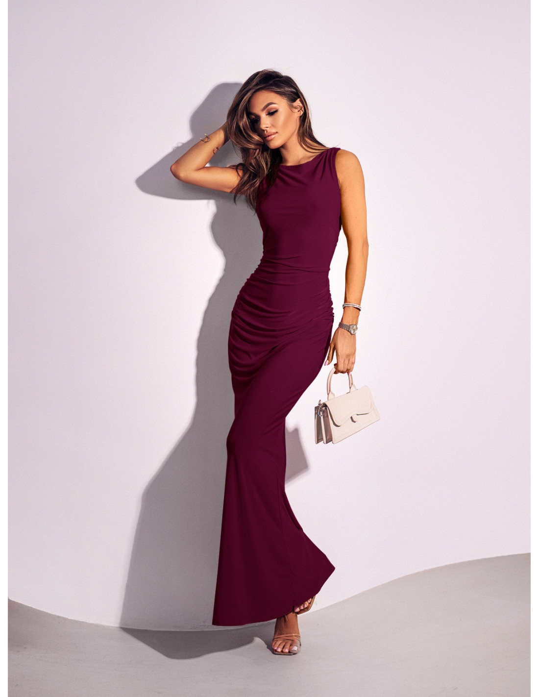 Sukienka maxi z odsłoniętymi plecami ELARA - bordowa