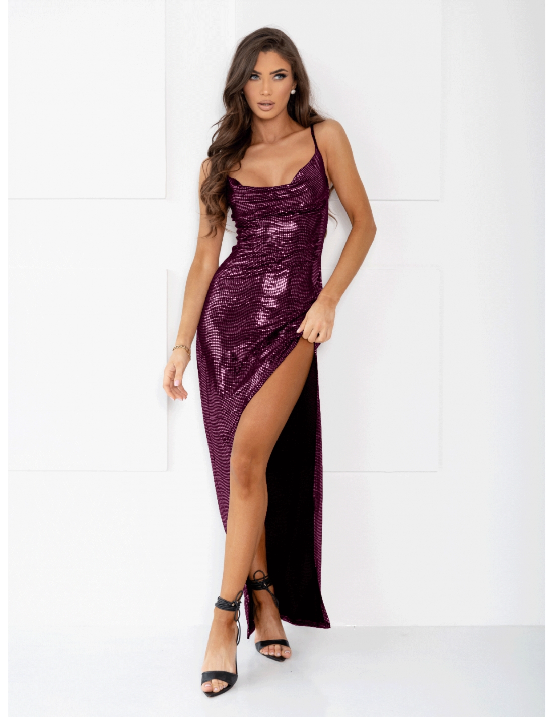 Cekinowa sukienka maxi na ramiączkach FIORELLA - bordowa