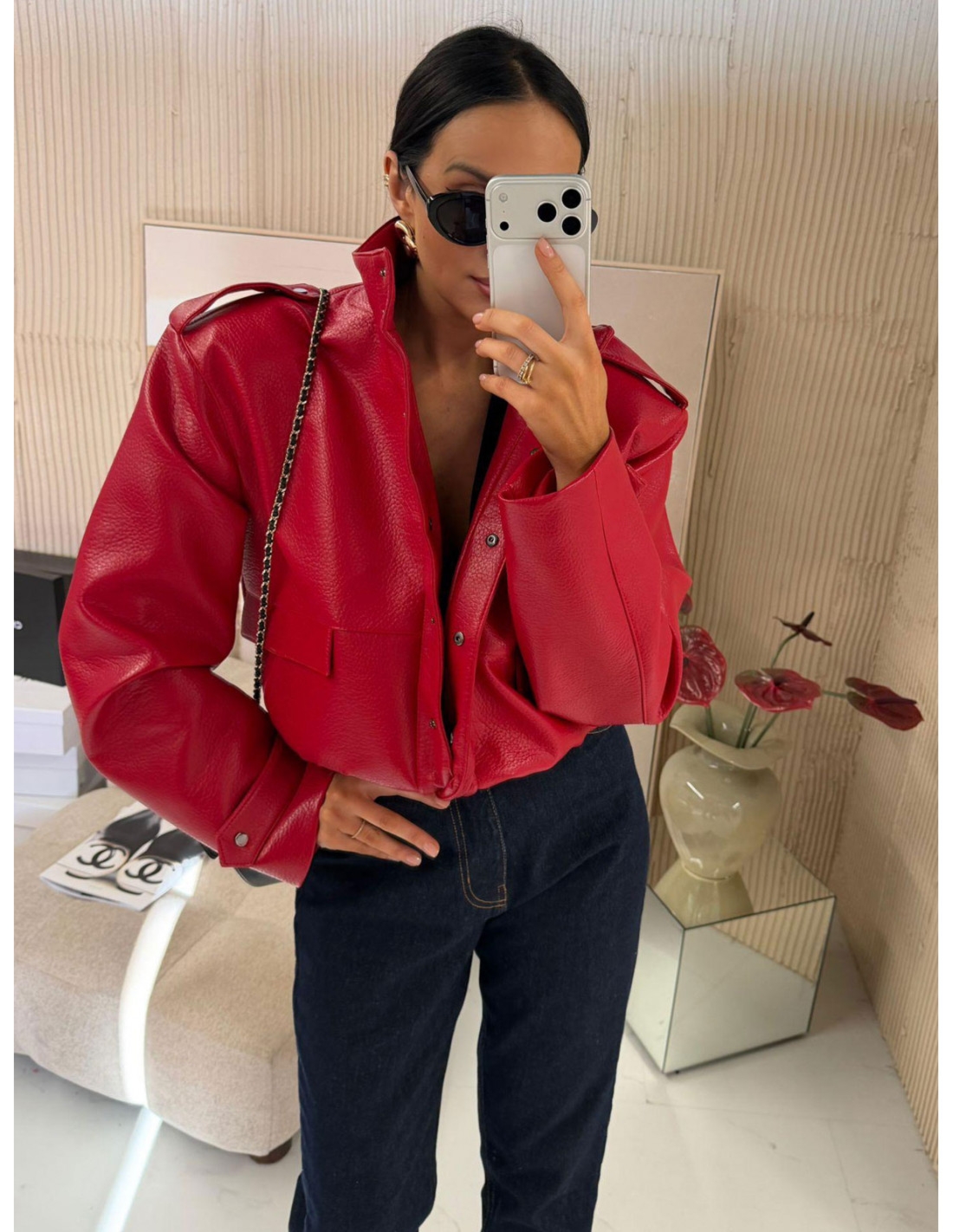 Krótka ramoneska ze ściągaczem z eko-skóry AMARI - czerwona