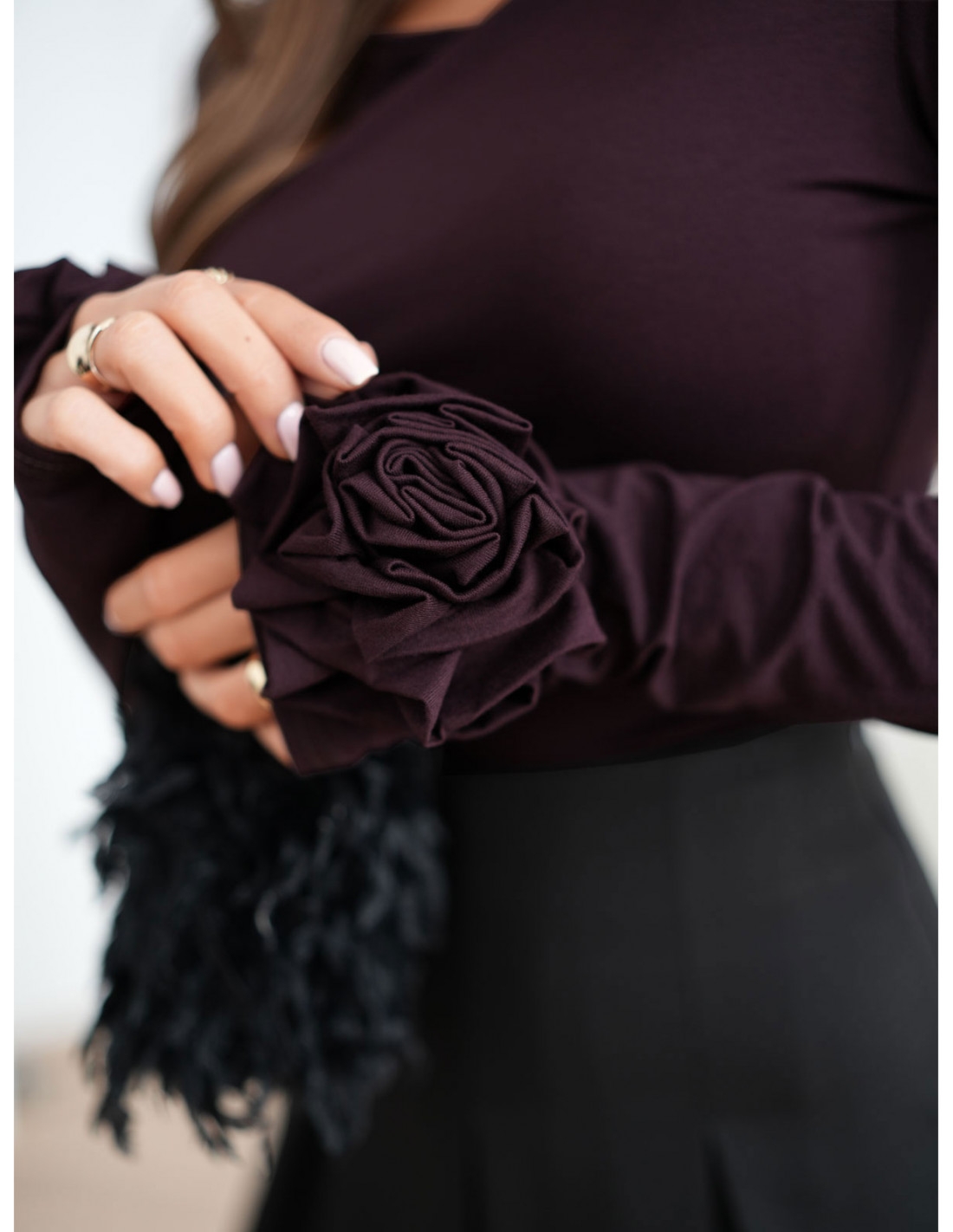 Wiskozowa bluzka z różą na rękawie ELIJA - czekoladowa