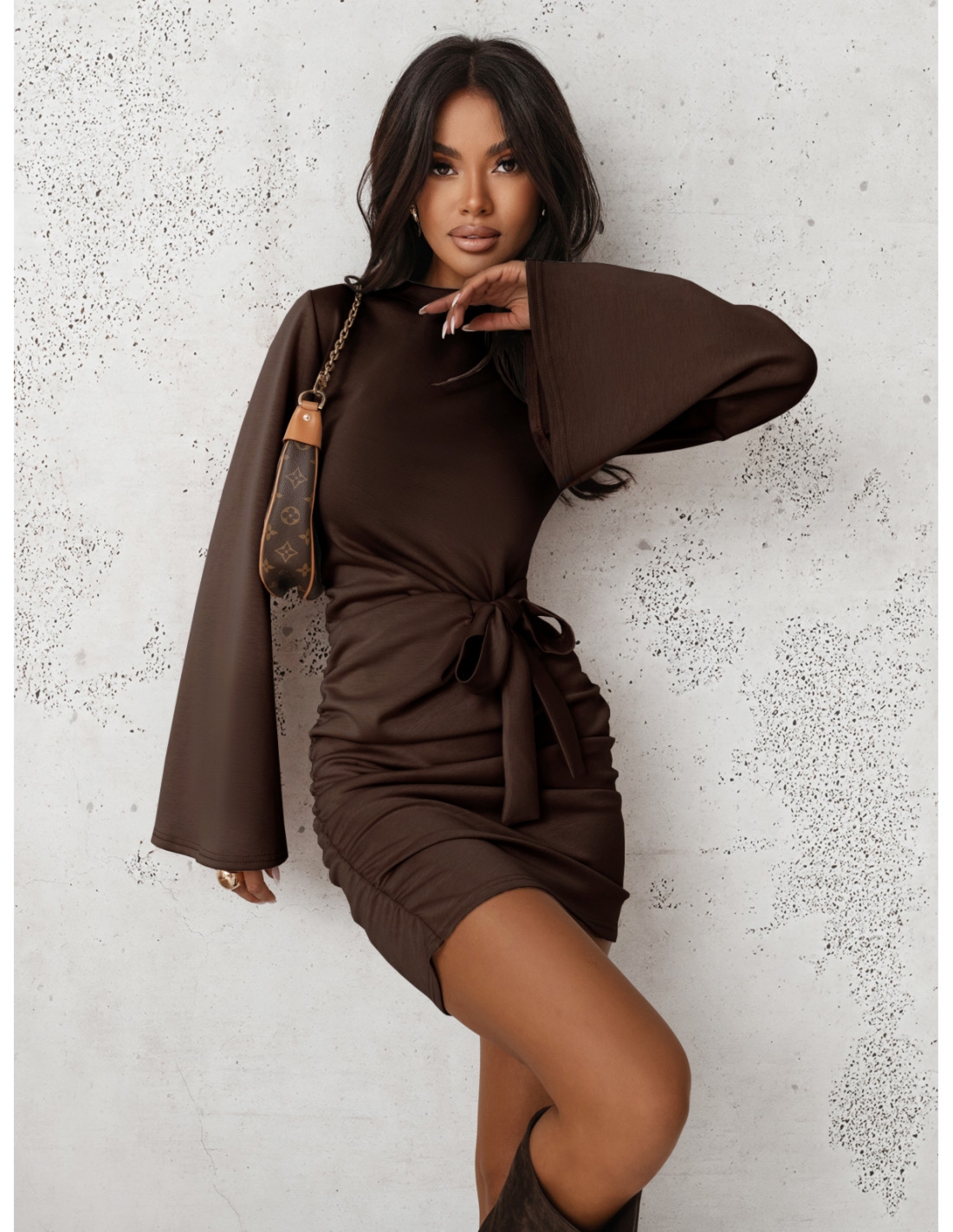 Masełkowa sukienka mini z wiązaniem MERE - czekoladowa