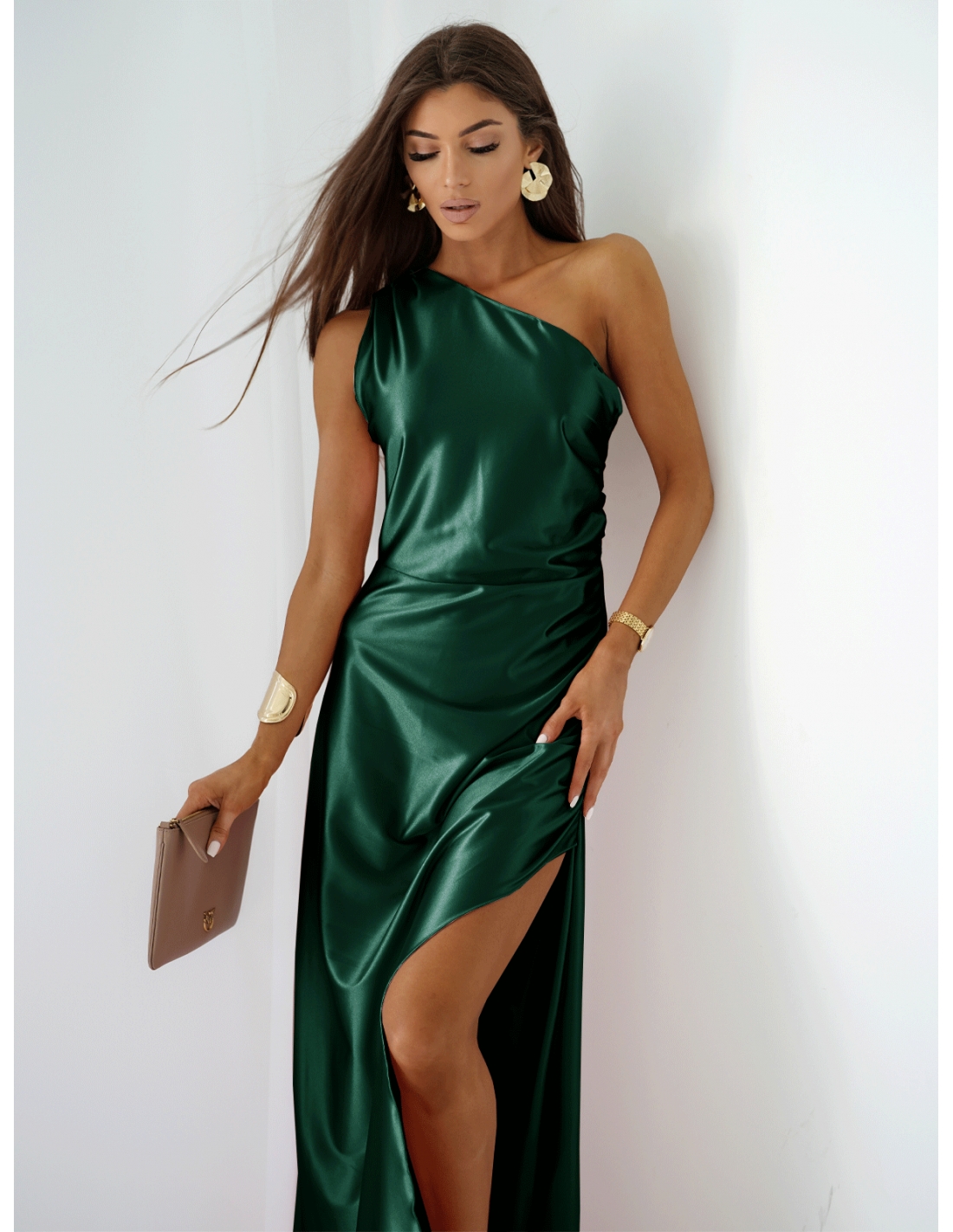 Satynowa sukienka maxi na jedno ramię MINNIE - butelkowa zieleń