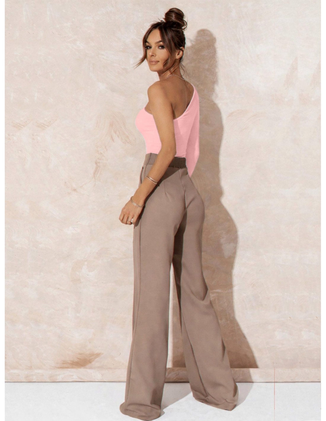 Body na jedno ramię z wycięciem ANVIS - pudrowy róż