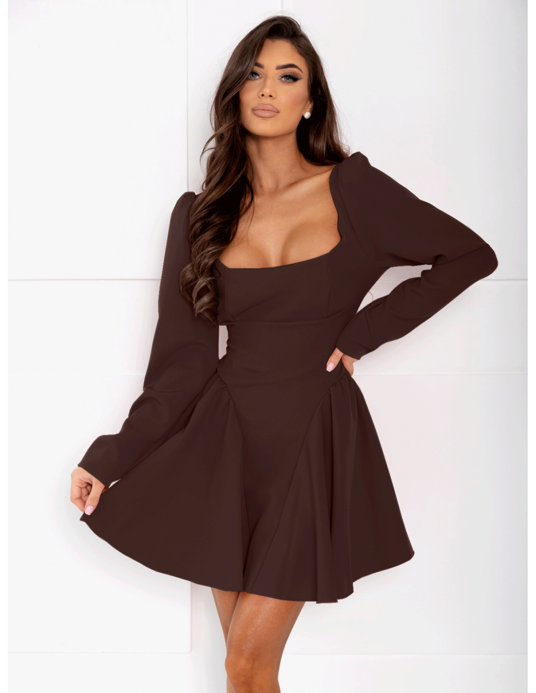 Modna sukienka z odkrytymi plecami LEVIA - czekoladowa