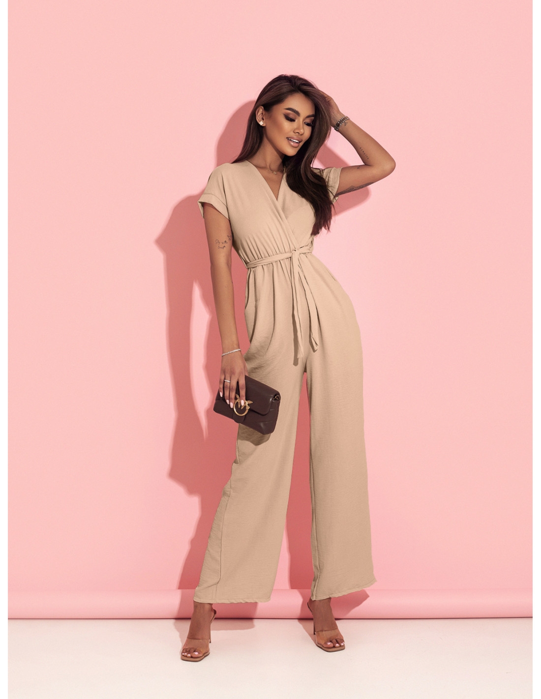 Stylowy kombinezon z szerokimi nogawkami KAMAYA - beżowy