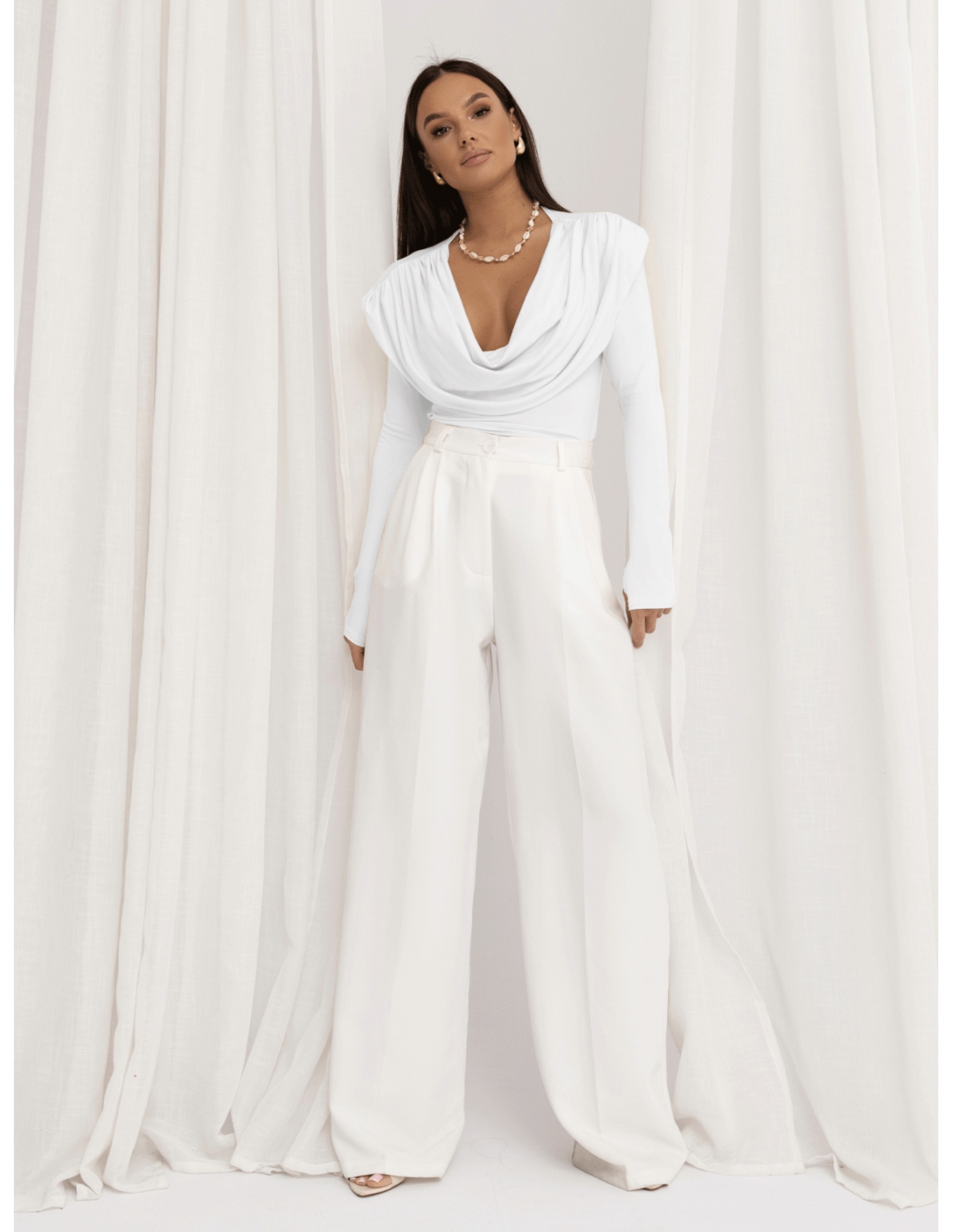 Wiskozowa bluzka z dekoltem woda OLYMPE - biała