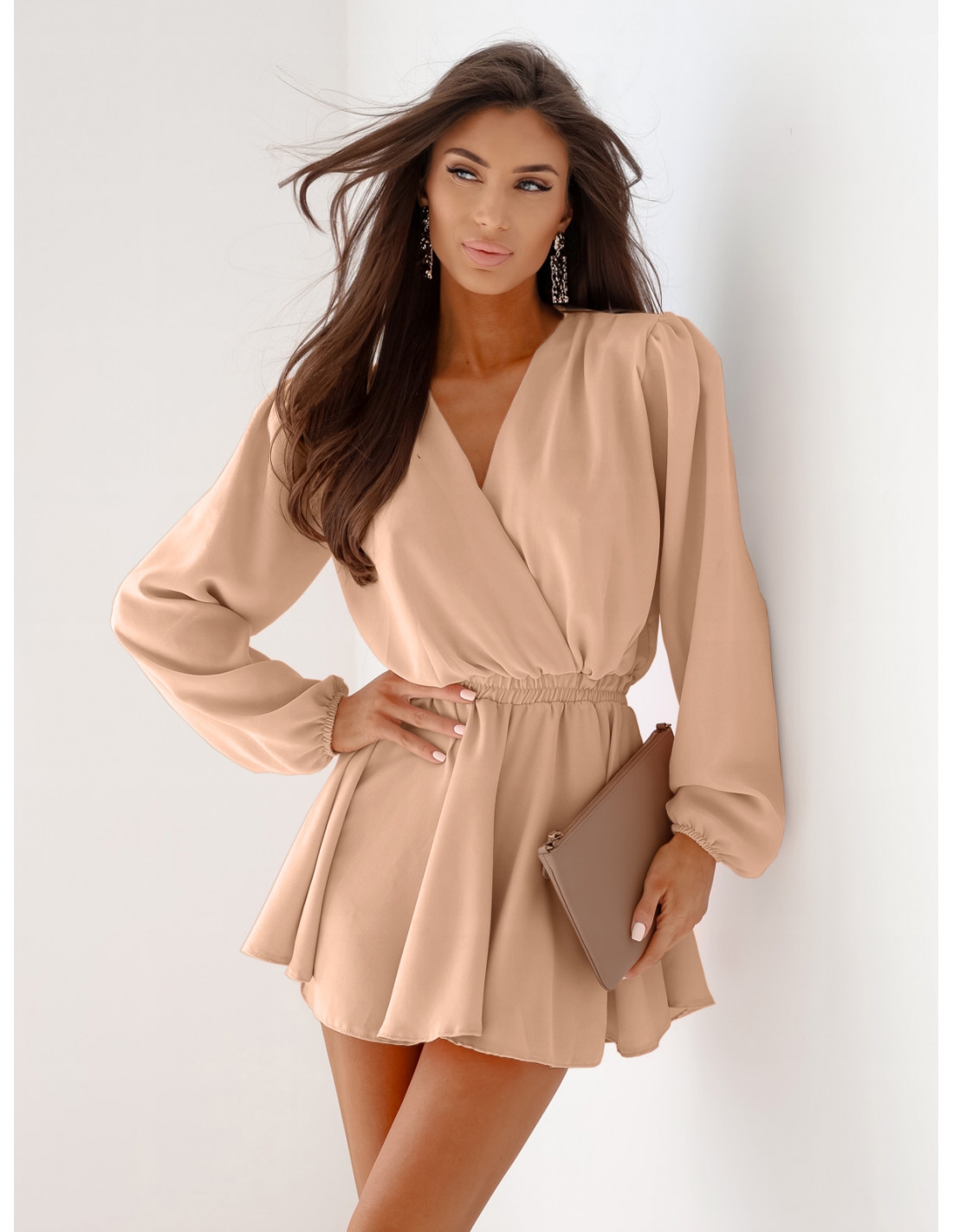 Krótki kombinezon z przekładanym dekoltem KANO - beżowy