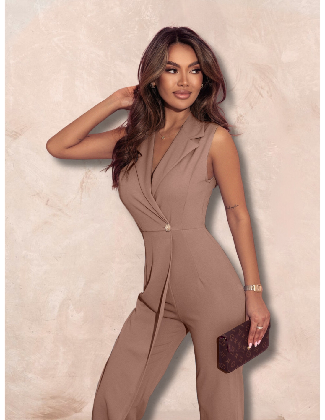Elegancki kombinezon z ozdobnym guzikiem SERAFI – mocha mousse