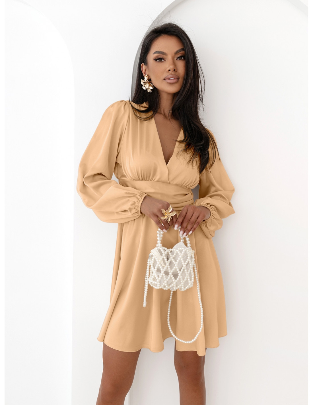 Rozkloszowana satynowa sukienka mini ALDANA - złota