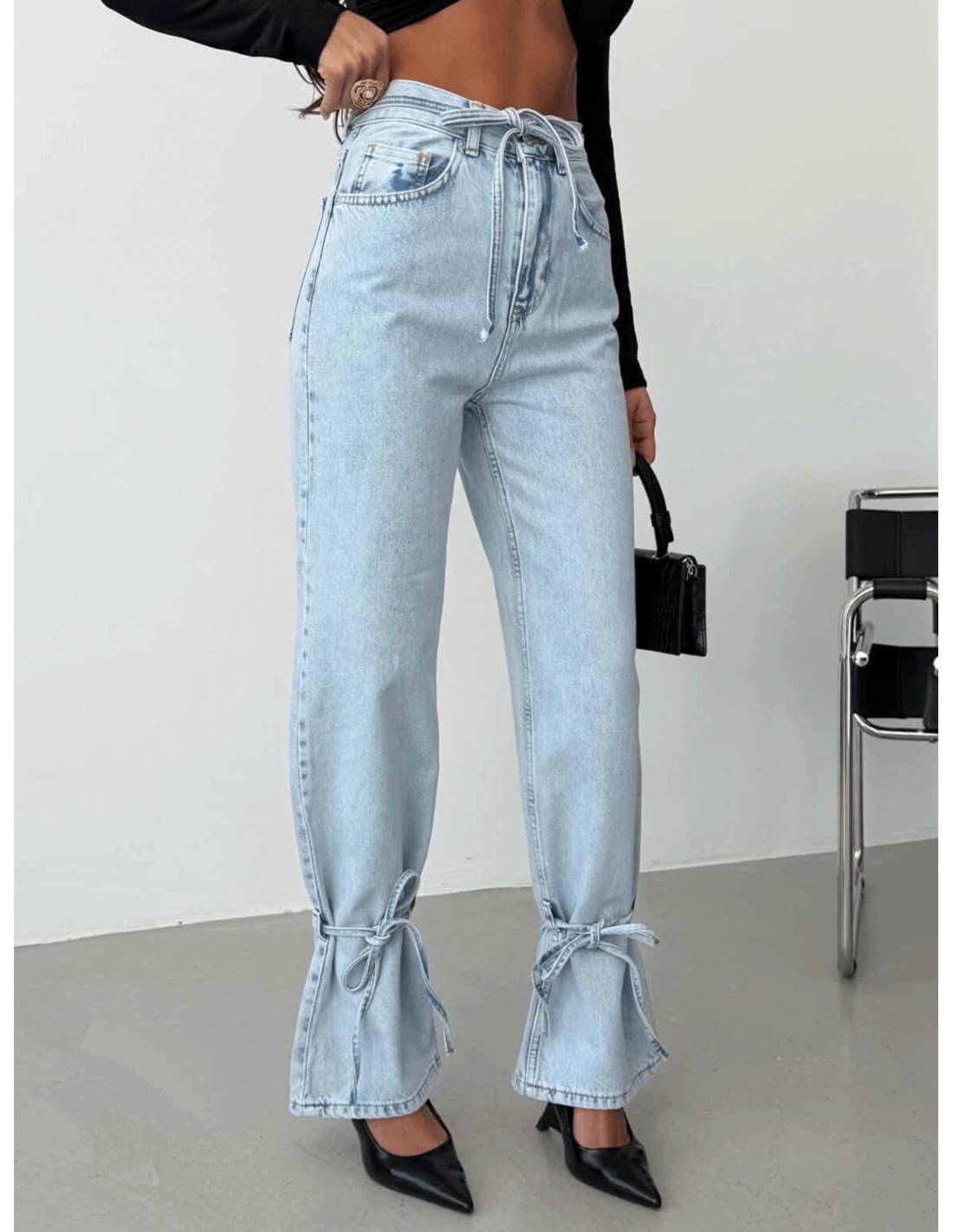 Spodnie jeansy z wiązaniem przy nogawkach HAILEE - jasny jeans