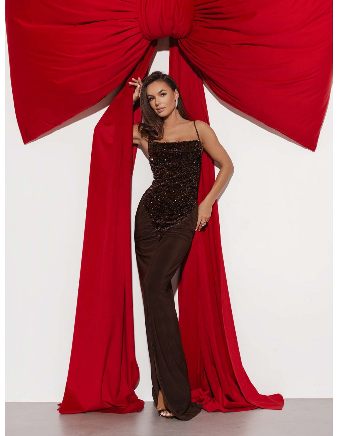 Sukienka maxi z cekinami LAURELLA - czekoladowa