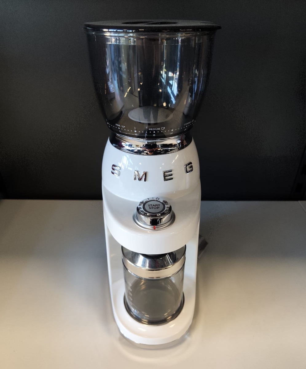 EKSPOZYCJA – Elektryczny młynek do kawy 50’s style Biały Smeg (CGF01WHEU) – OUTLET — OFICJALNY SKLEP Smeg