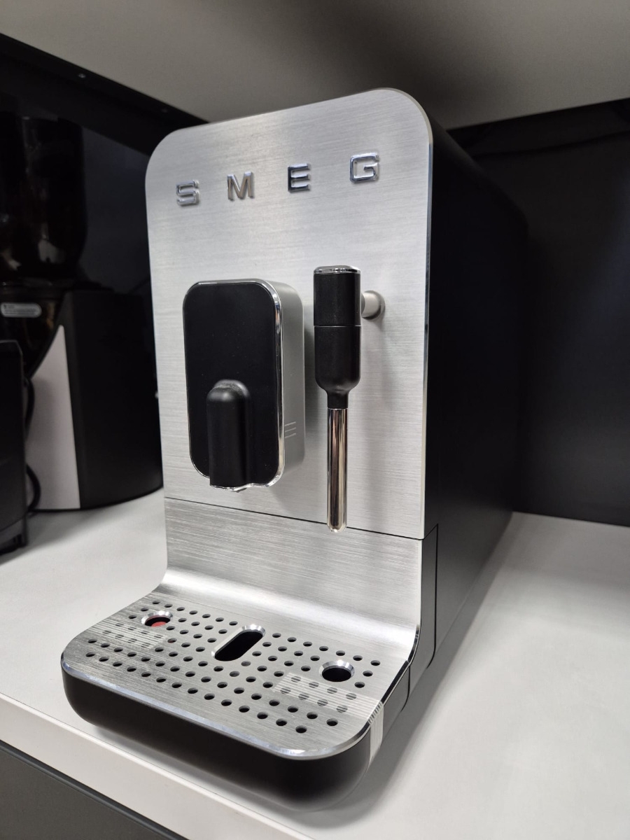 OUTLET Ekspozycja Smeg Ekspres automatyczny z dyszą spieniającą 50’s style Czarny (BCC02BLMEU) — OFICJALNY SKLEP Smeg