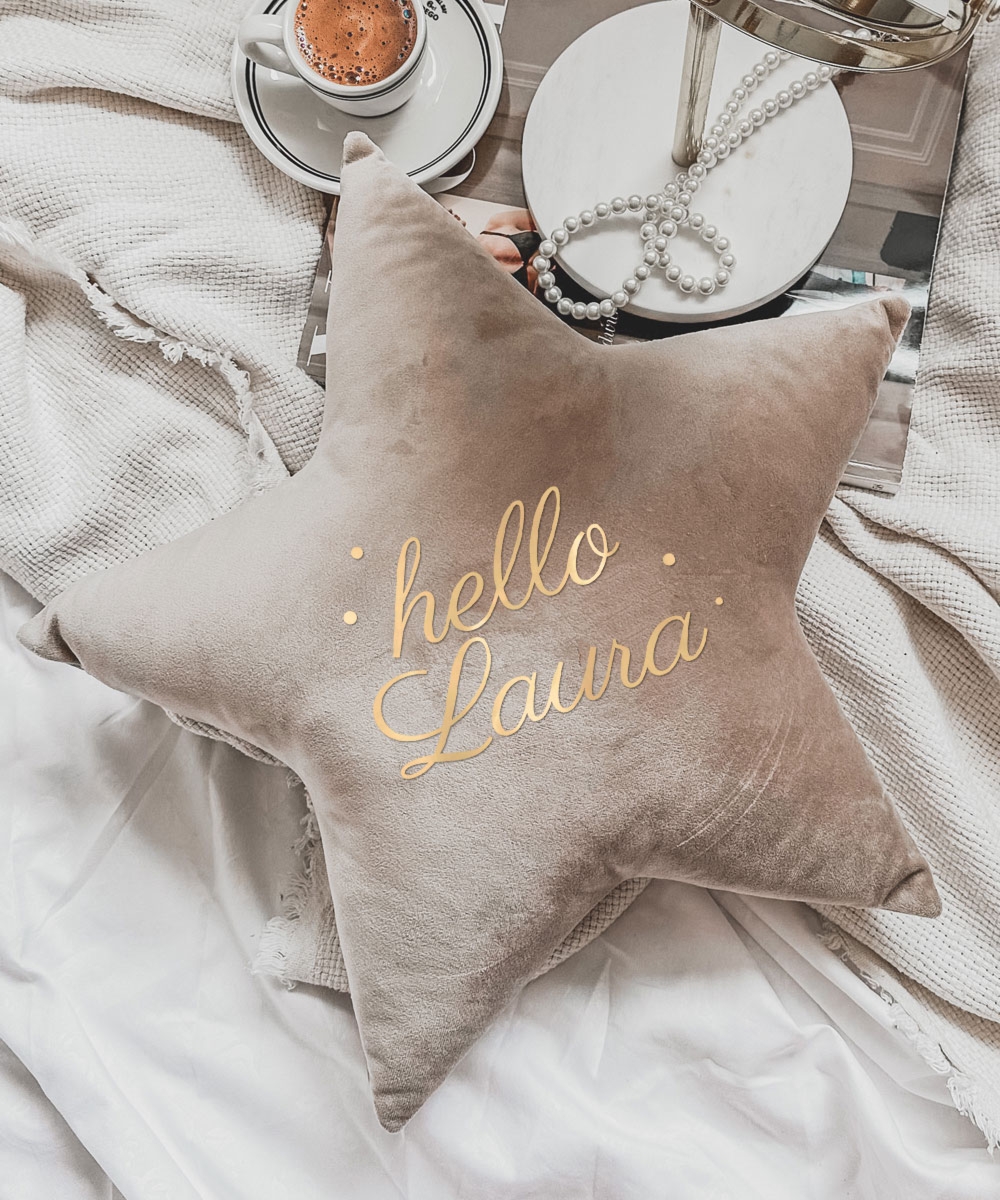 Uroczy prezent dla dziewczynki - beżowa poduszka gwiazdka z imieniem