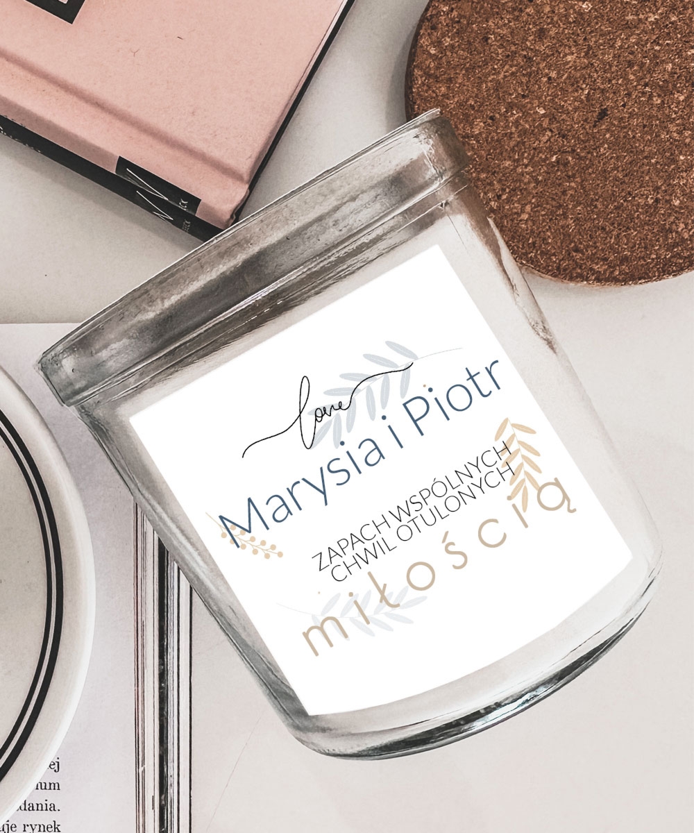 Biała świeca z personalizacją dla pary na prezent - OTULONE MIŁOŚCIĄ